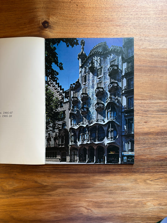 Antoni Gaudi Casa Batllo and Casa Mila. Global Architecture GA17