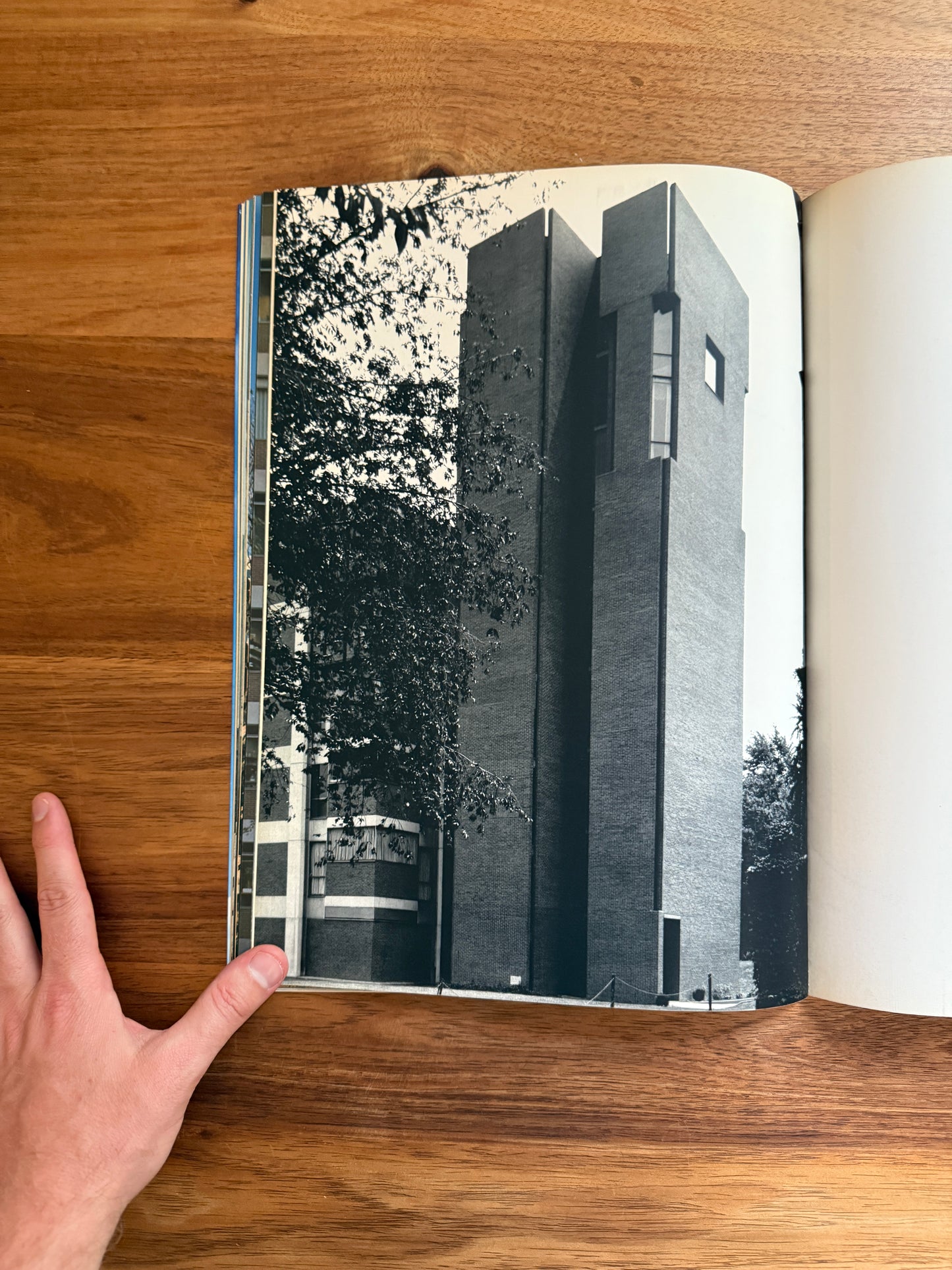 Louis Kahn: Richards Medical Research Building and Salk Institute. Global Architecture GA5
