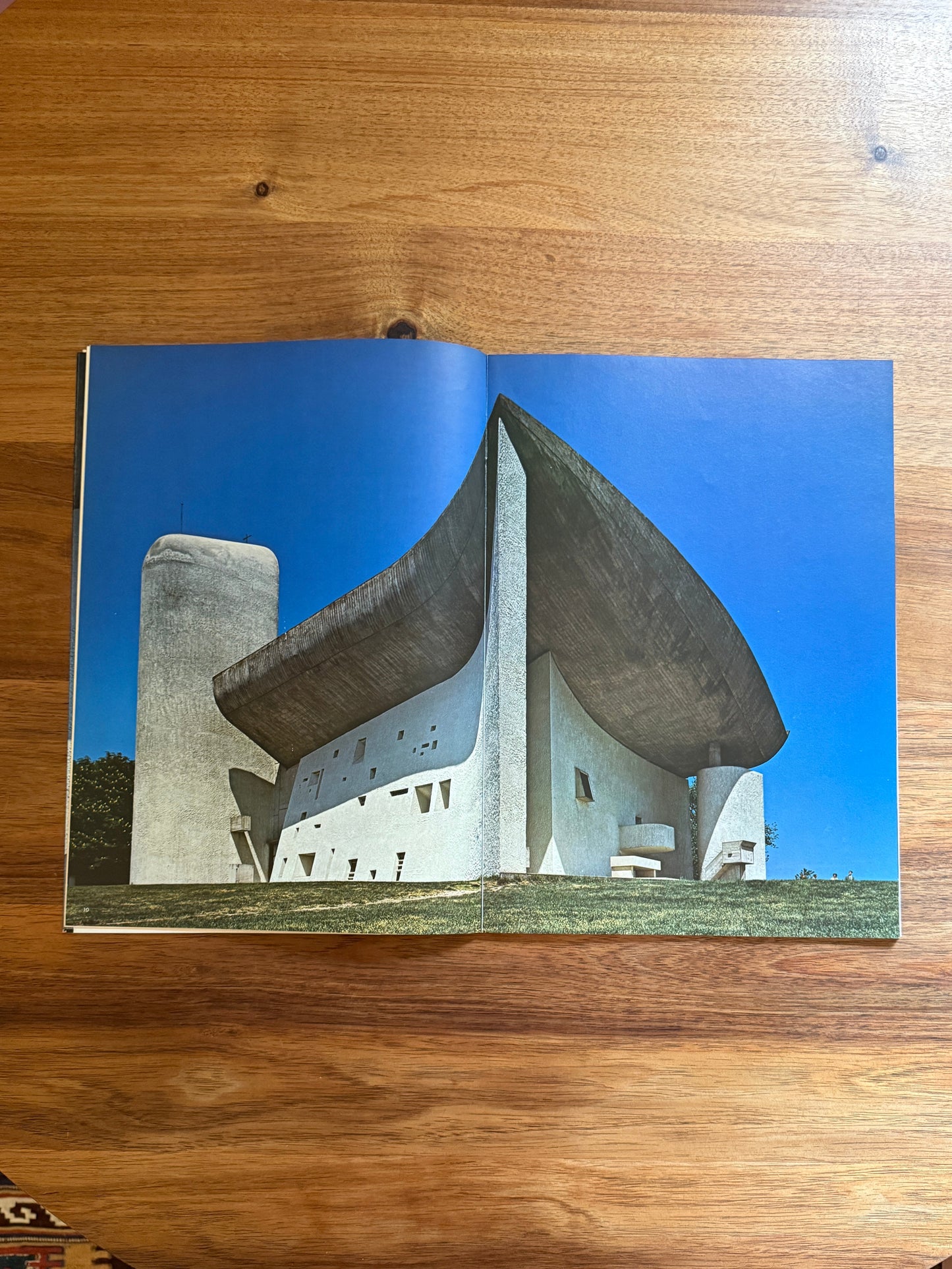 Le Corbusier Chapelle Ronchamp. Global Architecture GA7