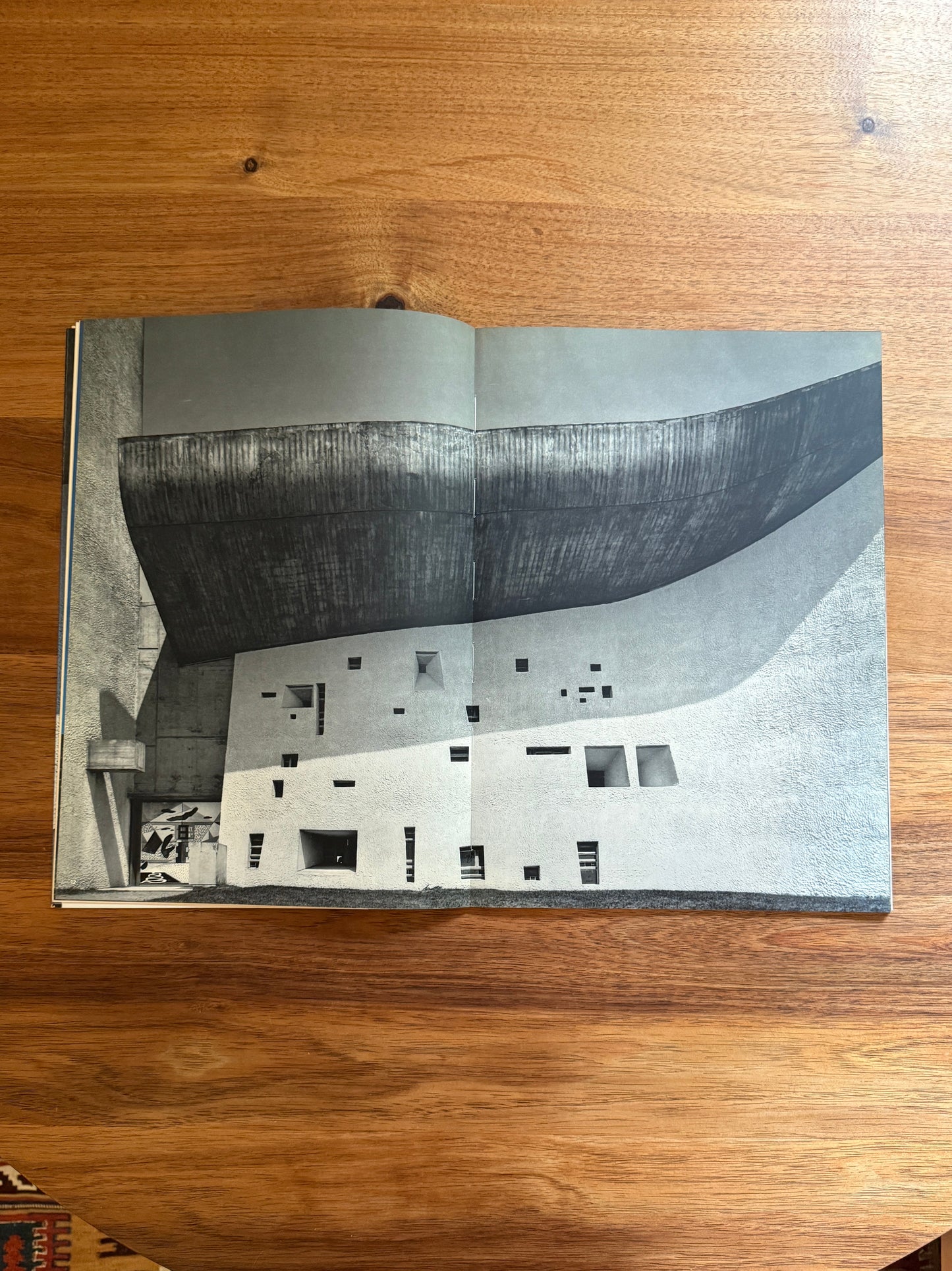 Le Corbusier Chapelle Ronchamp. Global Architecture GA7