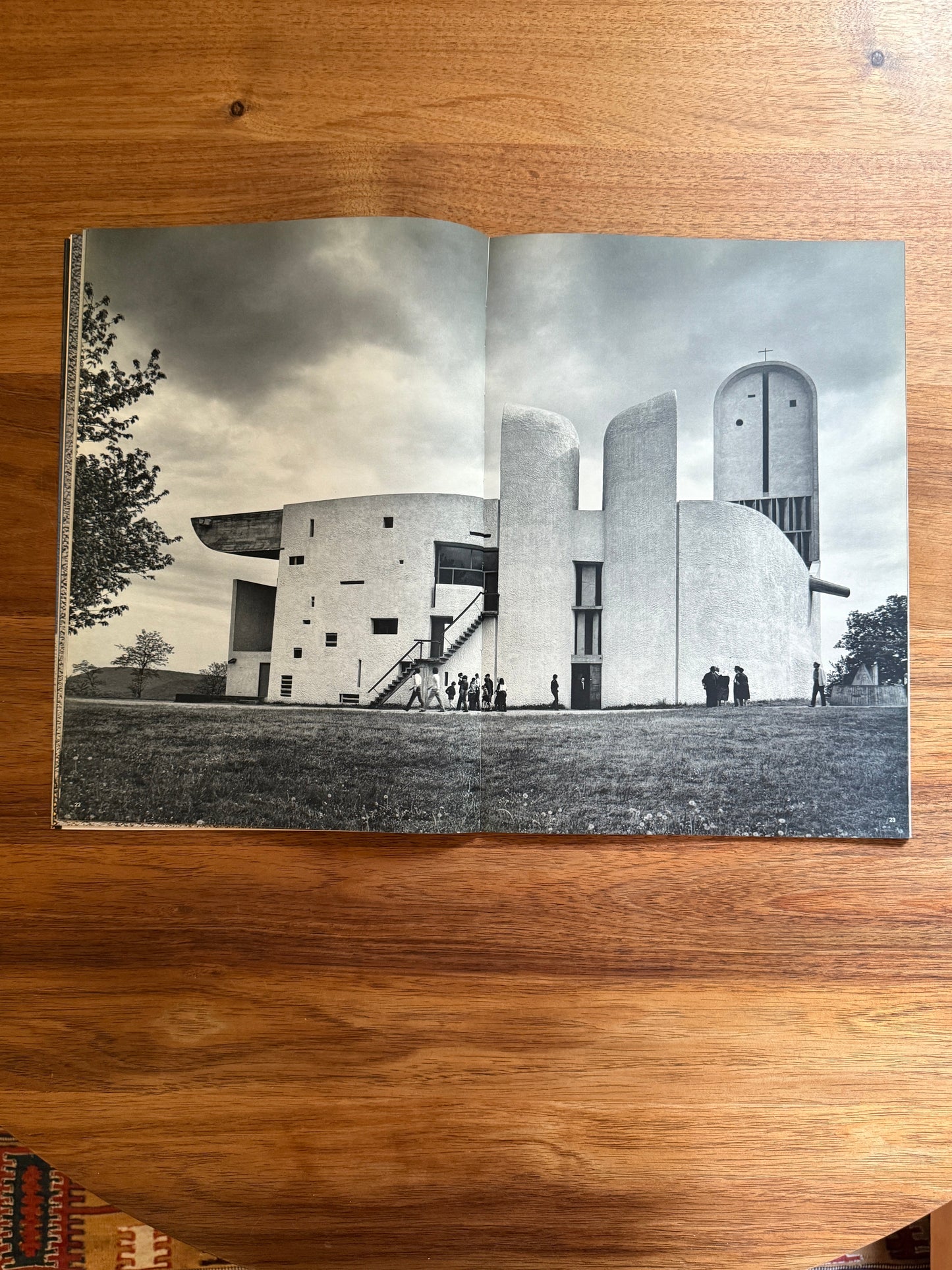 Le Corbusier Chapelle Ronchamp. Global Architecture GA7
